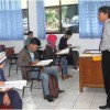 Rektor Universitas Kuningan saat memantau jalannya tes seleksi PMB calon mahasiswa Uniku